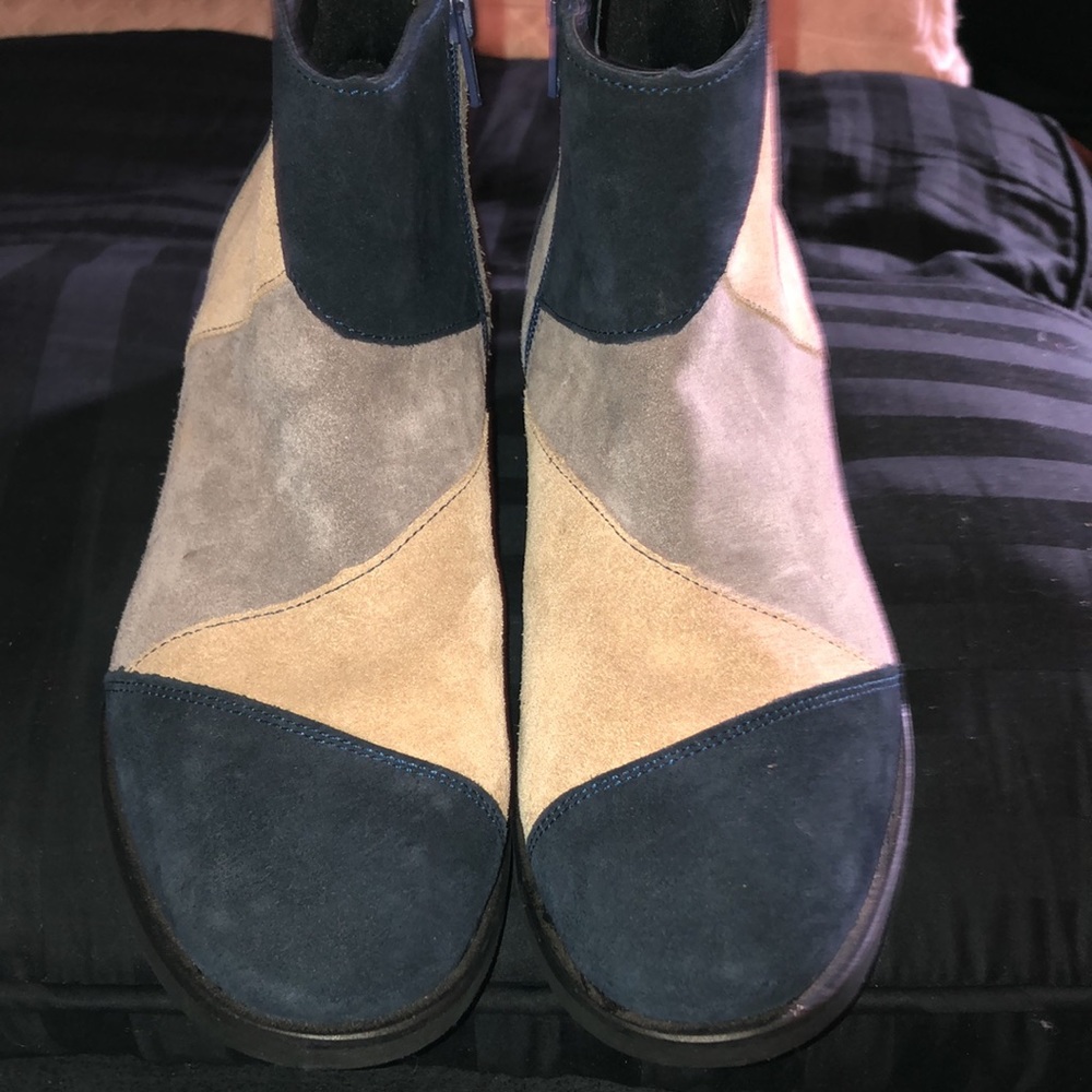 MARK JENKINS FLAT SUEDE BOOTS/ BOOTIES. Navy/ Tan/ Taupe Size: US-9, EU - 39.